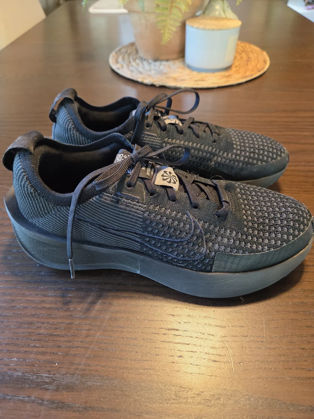 Nike Interact Run Triple Black Flyknit Running Shoes Size 7 Excellent Condition